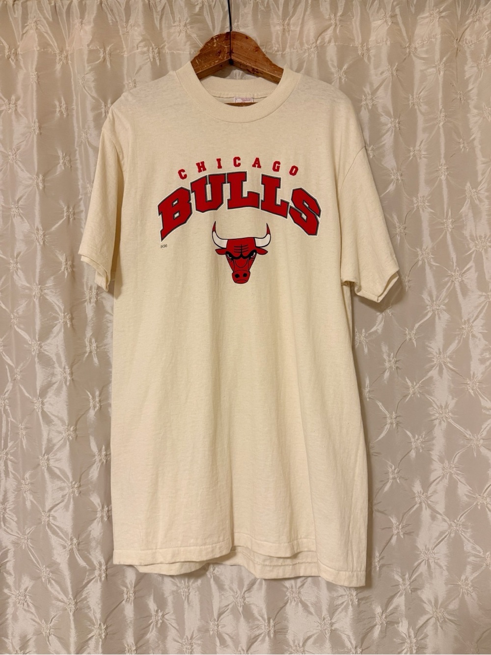 Vintage Delta 1996 Chicago Bulls NBA T-Shirt Ivory Off-White Red 90s NWT Tee